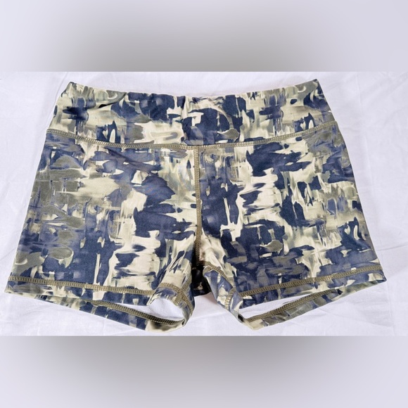 Camo Print Women’s Athletic Shorts size Large - Picture 1 of 4
